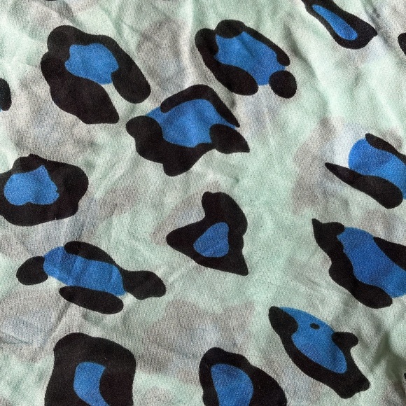 🧣 Fun Teal and Blue Cheetah Print Scarf - Picture 3 of 4
